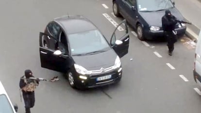 Os irmãos Kouachi atiram em um policial antes de entrar na redação do ‘Charlie Hebdo’ em 7 de janeiro de 2015, em Paris. JORDI MIR / AFP