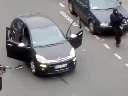 Os irmãos Kouachi atiram em um policial antes de entrar na redação do ‘Charlie Hebdo’ em 7 de janeiro de 2015, em Paris. JORDI MIR / AFP