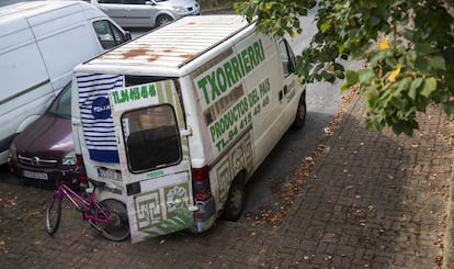 Furgoneta de la empresa denunciaba en la que dormitaba un joven que posteriormente entró en las instalaciones de la compañía.