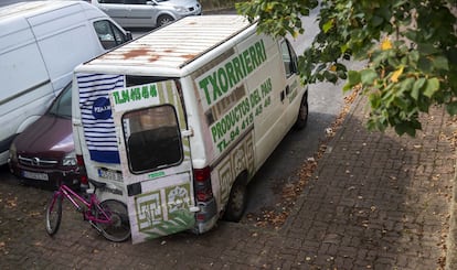 Furgoneta de la empresa denunciaba en la que dormitaba un joven que posteriormente entró en las instalaciones de la compañía. 