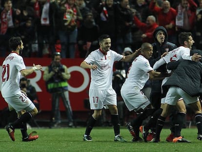 Jogadores do Sevilla comemoram o gol de Jovetic contra o Real Madrid.