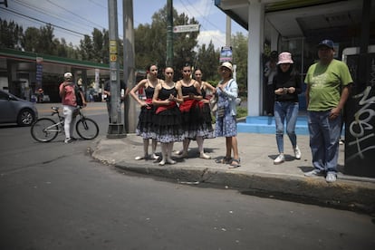 Un grupo de bailarinas espera en la esquina de una calle a que el semáforo se ponga en rojo. Estas interpretan una de las pequeñas piezas de ballet que la compañía Ardentía está haciendo en diversas calles de Ciudad de México.