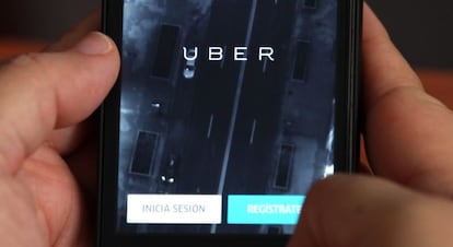 Vista de un teléfono celular donde anuncia el servicio de le empresa UBER.