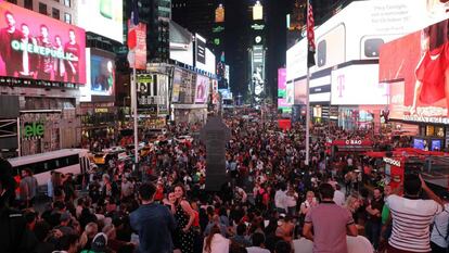 Cientos de personas recorren Times Square en Nueva York el pasado 21 de septiembre en busca de recuerdos, fotografías y entradas para espectáculos. 