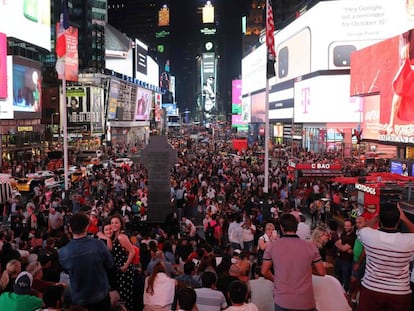 Cientos de personas recorren Times Square en Nueva York el pasado 21 de septiembre en busca de recuerdos, fotografías y entradas para espectáculos. 