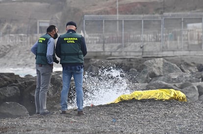 Dos agentes de la Guardia Civil trabajan en la playa del Tarajal, donde un joven falleció ahogado el 20 de mayo tratando de alcanzar la costa española.