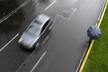 Un peatón espera para cruzar la calle en Ciudad de México.