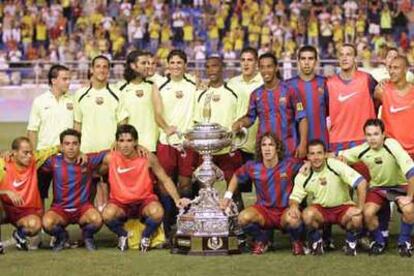 Los jugadores del Barça posan con el trofeo Ramón de Carranza conquistado esta noche.