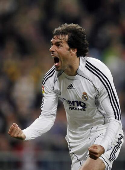 Van Nistelrooy celebra un tanto