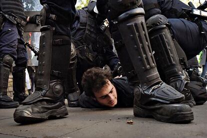 Un joven es detenido por los 'mossos' durante los enfrentamiento en Barcelona.