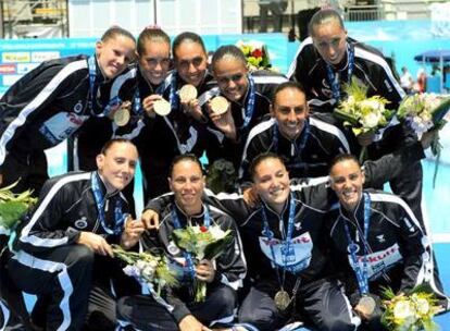 El equipo de sincronizada posa con sus medallas de oro.