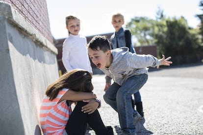 Un niño se burla de una niña en un colegio. Getty