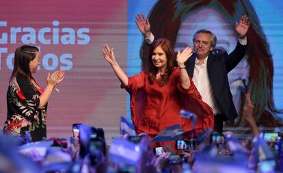 Alberto Fernandez com a ex-presidenta Cristina Kirchner, sua companheira de chapa diante dos apoiadores em Buenos Aires.