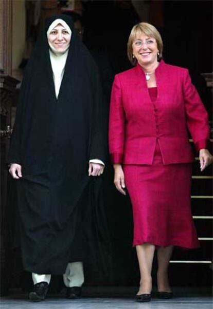 Bachelet y la vicepresidenta de Irán, Fátima Javadi, a la entrada de la Academia Diplomática en Santiago.