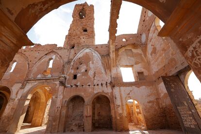 Interior de una basílica derruida en el pueblo viejo de Belchite (Zaragoza).