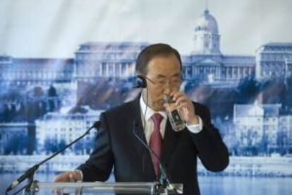 El secretario general de la ONU, Ban Ki-moon, bebe agua durante una rueda de prensa junto al presidente hngaro, Janos Ader (no visible en la foto), tras el acto de inauguracin de la Cumbre del Agua en Budapest, Hungra, hoy, martes 8 de octubre de 2013.