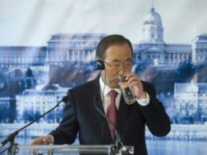 El secretario general de la ONU, Ban Ki-moon, bebe agua durante una rueda de prensa junto al presidente húngaro, Janos Ader (no visible en la foto), tras el acto de inauguración de la Cumbre del Agua en Budapest, Hungría, hoy, martes 8 de octubre de 2013.