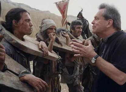 Terry Gilliam da instrucciones a Johnny Depp en un fotograma d<i>e Lost in La Mancha</i>.