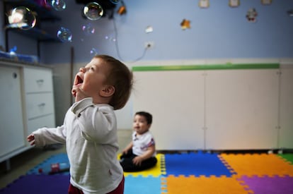 En Argentina, la educación inicial es obligatoria a partir de los cuatro años de edad y se extendió el compromiso de universalización de los servicios educativos para los niños y niñas de tres años.