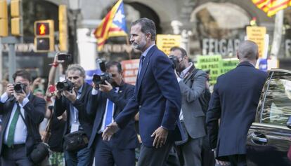 Felip VI assisteix a la manifestació contra el terrorisme l'any passat a Barcelona.