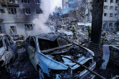 Equipos de rescate trabajaban este martes junto a los escombros de un edificio alcanzado en un bombardeo ruso sobre Kiev, la capital ucrania.