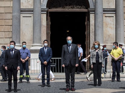 Minuto de silencio en la Plaza Sant Jaume por las víctimas del Coronavirus con el president de la Generalitat Quim Torra presidiendo el acto.