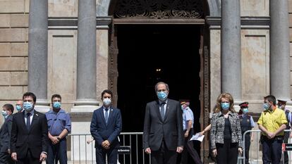 Minuto de silencio en la Plaza Sant Jaume por las víctimas del Coronavirus con el president de la Generalitat Quim Torra presidiendo el acto.