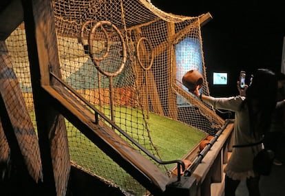 Para deleite de los fans, algunos escenarios son interactivos, como la sala de Quidditch, donde los visitantes pueden poner a prueba su puntería lanzando una Quaffle.