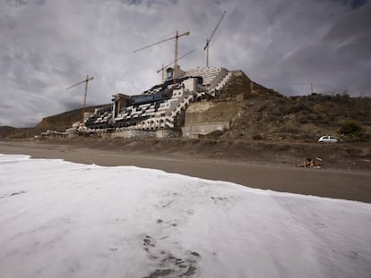 Hotel levantado en El Algarrobico, en Carboneras (Almería).