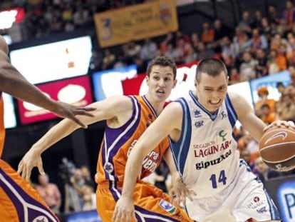 El base del Lagun Aro, Javier Salgado, trata de superar la defensa de los jugadores del Valencia Basket, el base San Miguel y el ala pívot francés Pietrus.