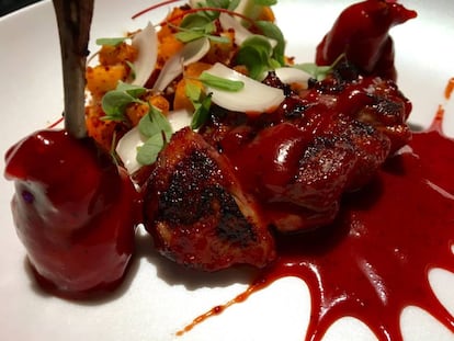 Pichón macerado en achiote y asado brevemente en brasa japonesa (robata) con lily bulb y migas manchegas al vapor con chorizo de León ahumado / CAPEL