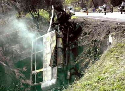 Imagen del estado en el que quedó el autobús accidentado el pasado jueves cerca de Santa María (Colombia), incidente que dejó 27 personas muertas y varios heridos.
