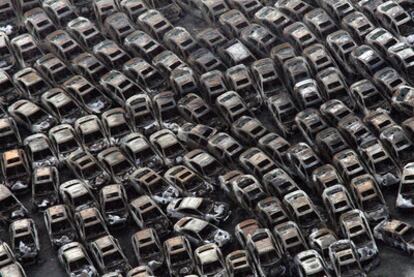 Coches quemados en incendios desatados después del tsunami cerca de Sendai, una de las zonas más afectadas.