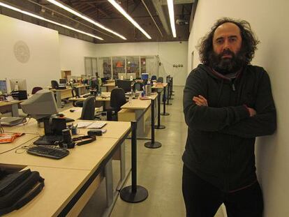 El creador de la obra, Mikel Urmeneta, al fente de 'Kukuxumusu relocated'.