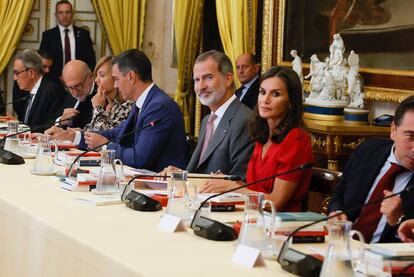 Los reyes Felipe y Letizia y, a la izquierda, el presidente del Gobierno, Pedro Sánchez, en la reunión del Patronato del Instituto Cervantes, este martes en el Palacio Real de Aranjuez.