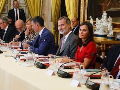 Los reyes Felipe y Letizia y, a la izquierda, el presidente del Gobierno, Pedro Sánchez, en la reunión del Patronato del Instituto Cervantes, este martes en el Palacio Real de Aranjuez.