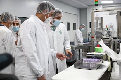 El presidente del Gobierno, Pedro Sánchez (i), durante su visita a la fábrica de Laboratorios Farmacéuticos Rovi.