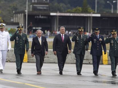 El presidente de Colombia, Iván Duque (4d), su ministro de Defensa, Guillermo Botero (4i), y la cúpula militar colombiana fueron registrados este sábado, durante la ceremonia de conmemoración de los 100 años de la Fuerza Aérea Colombiana (FAC), en Rionegro (Colombia).