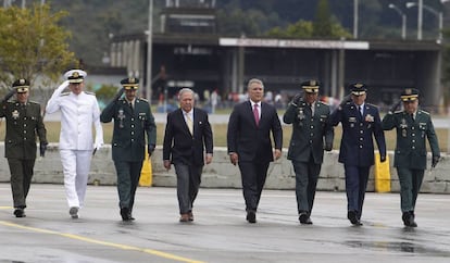 El presidente de Colombia, Iván Duque (4d), su ministro de Defensa, Guillermo Botero (4i), y la cúpula militar colombiana fueron registrados este sábado, durante la ceremonia de conmemoración de los 100 años de la Fuerza Aérea Colombiana (FAC), en Rionegro (Colombia).