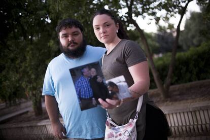 Víctor Manuel y su hermana Laura, el pasado lunes en Badajoz.