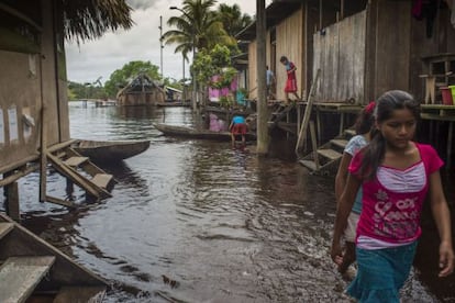 Para los habitantes de las comunidades del Marañón, en la época de lluvias caminar dentro del río es tan normal como hacerlo por una acera.