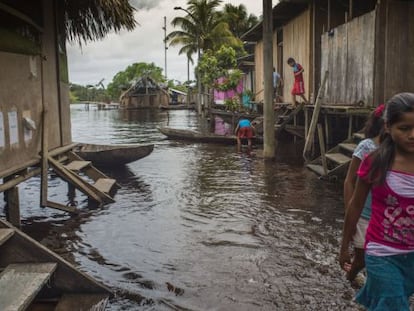 Para los habitantes de las comunidades del Marañón, en la época de lluvias caminar dentro del río es tan normal como hacerlo por una acera.