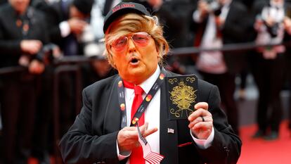 Un imitador de Donald Trump, en la alfombra roja de la proyección de gala de 'The Apprentice'.
