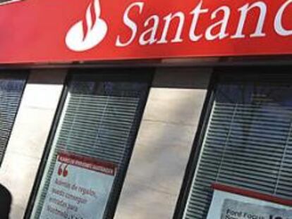 Fachada de una oficina de Banco Santander en Madrid.