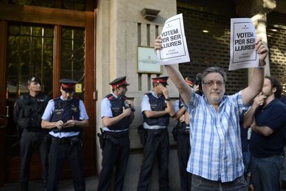 Un home protesta davant la seu de la Conselleria d'Economia de la Generalitat.