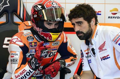 El pilot de l'equip Repsol-Honda, Marc Márquez, al seu box comentant els entrenaments amb un company.