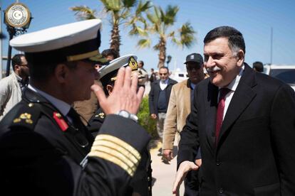 Imagen tomada de la página oficial de Facebook del primer ministro de Libia, Fayez Serraj, a su llegada este miércoles a Trípoli.