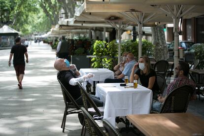 Una terraza de la Rambla de Barcelona el 20 de mayo.