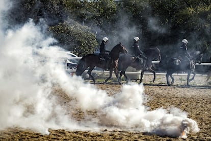 Su formación se hace con pelotas y botes de humo, como ocurre en las manifestaciones en la vía pública.