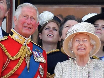 Carlos de Inglaterra y la reina Isabel II, en el palacio de Buckingham, el pasado junio.